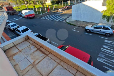 ?Oportunidade Única em São Carlos: Salão Comercial + Casa Independente nos Fundos – Ideal para Investidores!