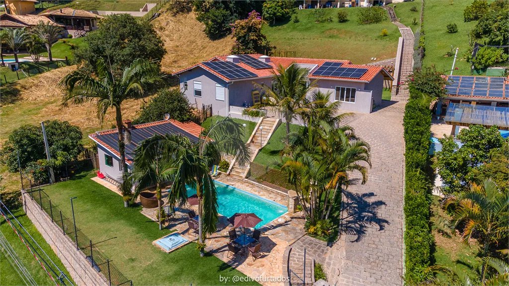 Casa à venda com 4 suítes no condomínio Vale da Santa Fé, Vinhedo - SP