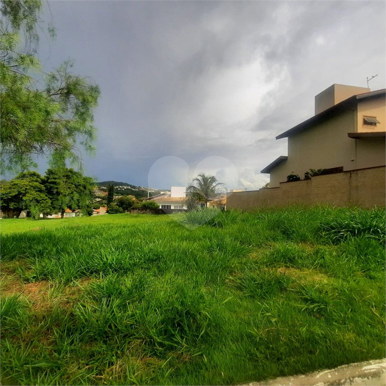Lindo terreno de 450m², localizado no Condomínio Vilaggio Caprirccio