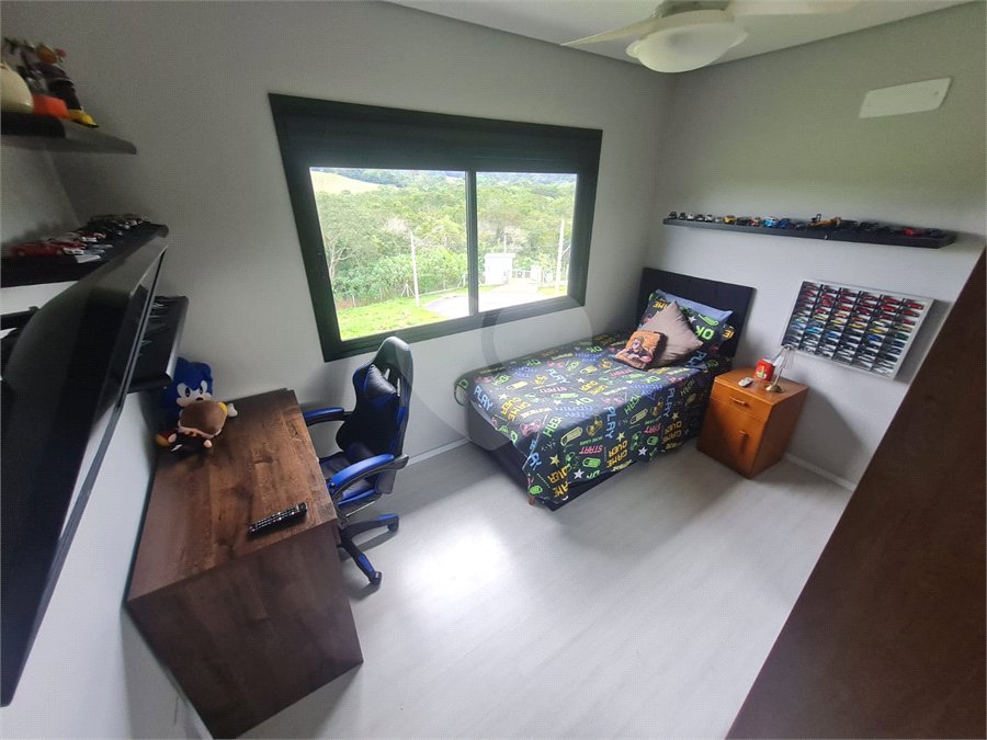 Linda casa em condomínio fechado, unindo conforto, lazer e segurança para você e sua família!
