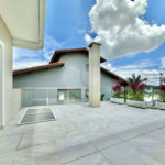 Casa em condomínio Impecável, 4 dorms / 2 suítes, varanda gourmet, piscina, 3 lareiras