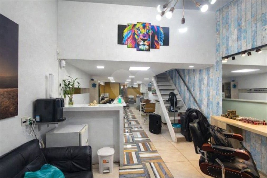 Prédio com Renda no Jabaquara - 773 m2 sendo 13 Studios, Salão Comercial e 22 vagas de garagem!