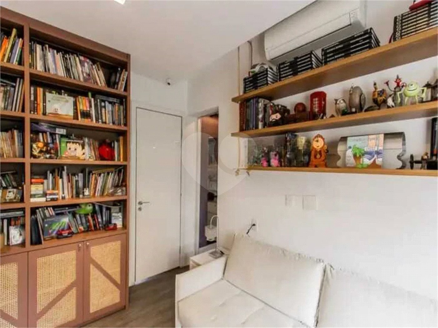 Apartamento de 306m² na melhor região de Moema, 3 suítes, 5 vagas, varanda gourmet, depósito, fora de rota