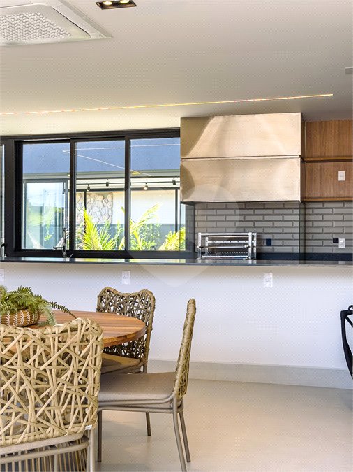 Indaiatuba - Quintas da Terracota - 1252 m² de terreno - casa térrea com 514 m² de área construída -3 vagas de garagem cobertas e 3 descobertas Lavabo - Sala de estar e jantar amplas e integradas - Escritório privativo - Cozinha toda equipada com geladeira, forno, micro-ondas, lava-louças,