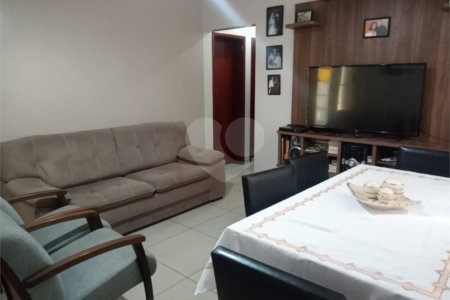 Sobrado com 2 dormitórios.
