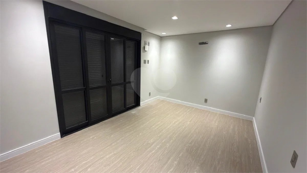 Sobrado de alto padrão no Swiss Park, totalmente reformado, com 4 suítes, piscina, elevador, espaço gourmet, 4 vagas e condomínio com lazer completo.