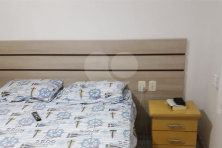 Casa térrea com 3 dormitórios, sendo 1 suíte.