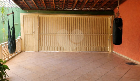 Casa à venda com 4 quartos, sendo 1 suíte, no condomínio Samambaia, São Carlos - SP