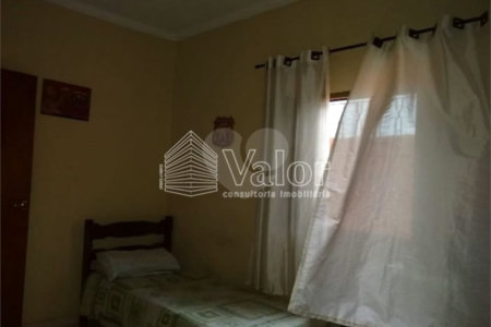 Casa Térrea com 3 dormitórios, sendo 1 suíte.