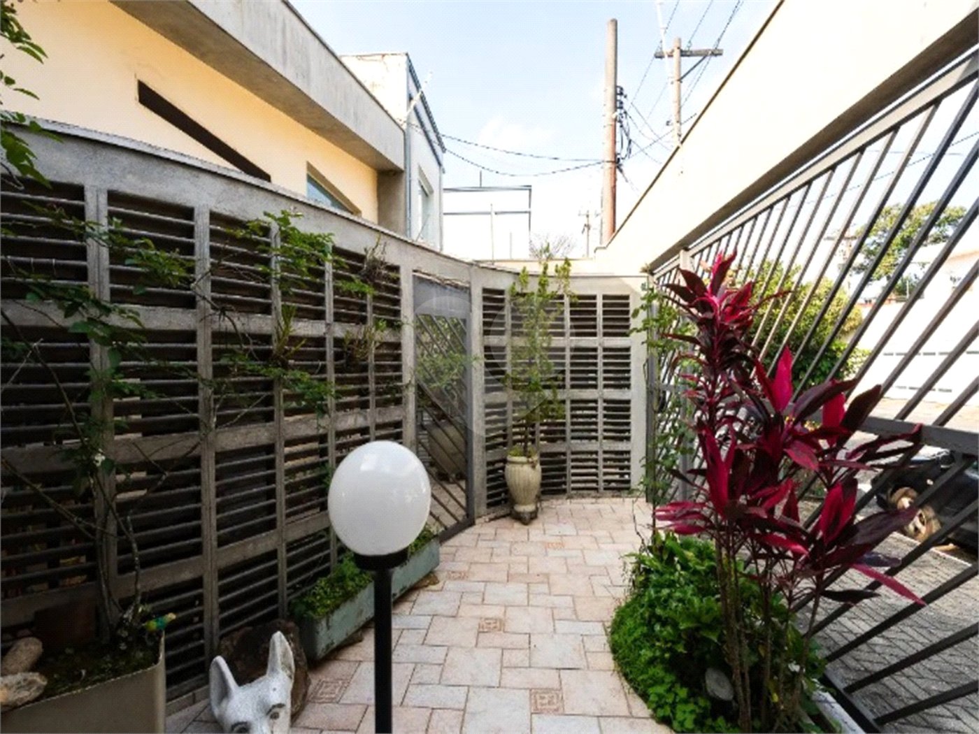 Casa a venda no Planalto Paulista, 2 suítes, 4 vagas, 230 m², quintal e localização privilegiada