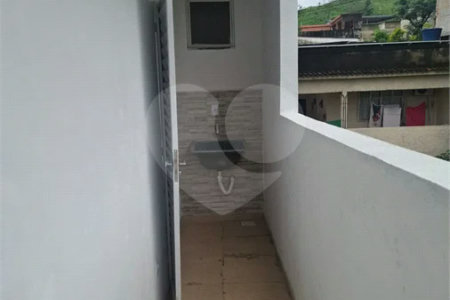SOBRADO TIPO APARTAMENTO COM 1 QUARTO PARA LOCAÇÃO 38m² - SANTÍSSIMO