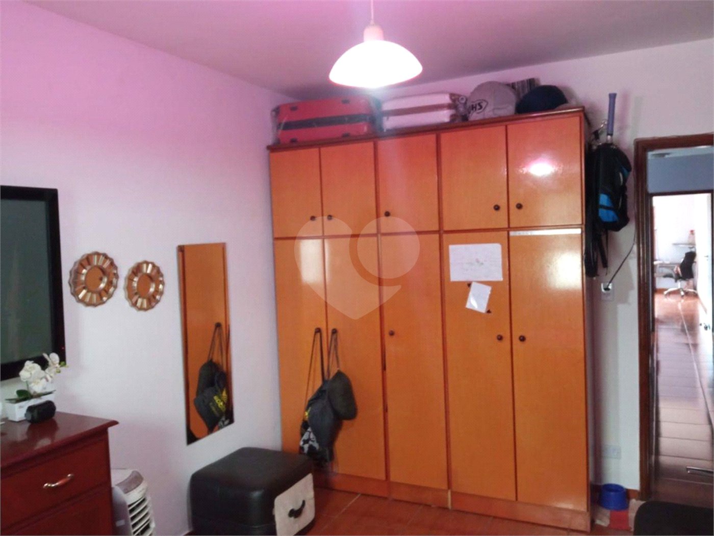Ótimo sobrado, com amplo espaço interno (127m2), possuindo 03 dormitórios (01 suíte),