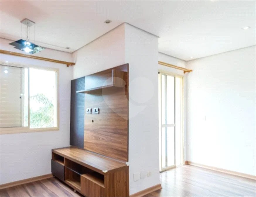 Apartamento à venda no Mandaqui com 3 dormitórios, sendo 1 suíte, sala ampla e bem distribuída, cozinha, 2 banheiros e área de serviço. O imóvel conta ainda com 1 vaga de garagem.