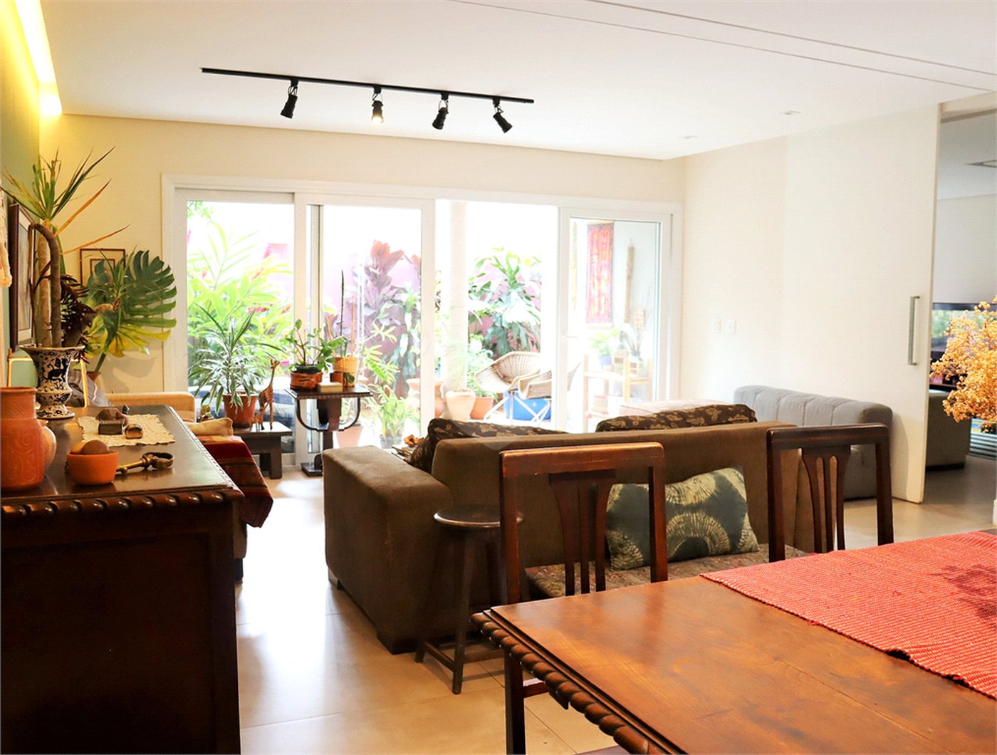 Casa Nova na Saúde c/380m2 de construção - 6 Quartos/4 suítes/4 Vagas na garagem