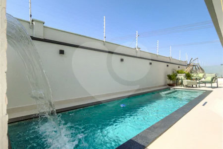 Indaiatuba - Condominio Villa Sapezal - 318 m² de Terreno - 230 m² de Área Construída - 3 suítes, sendo 1 Master com closet planejado - Sala de TV - Sala de estar integrada à Sala de jantar - Cozinha com móveis planejados - Despensa - Escritório planejado - Lavabo - Piscina com preparação para aquec