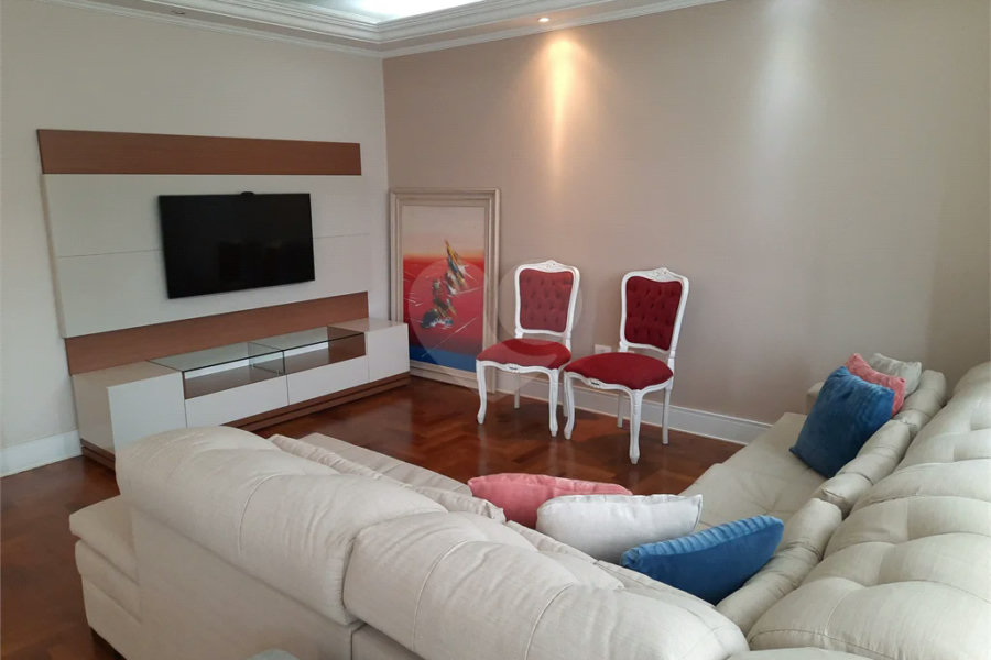 casa térrea na Vila Romana, 07 vagas de garagem, 4 quartos,, sendo 1 suíte amplo quintal.