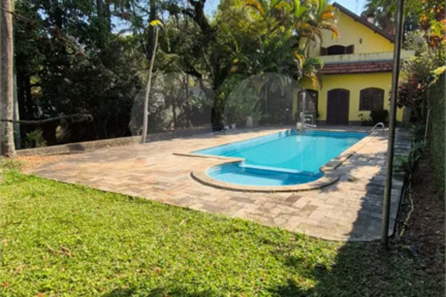 Casa com Piscina, Sauna e Edícula em Rua Arborizada no Tremembé