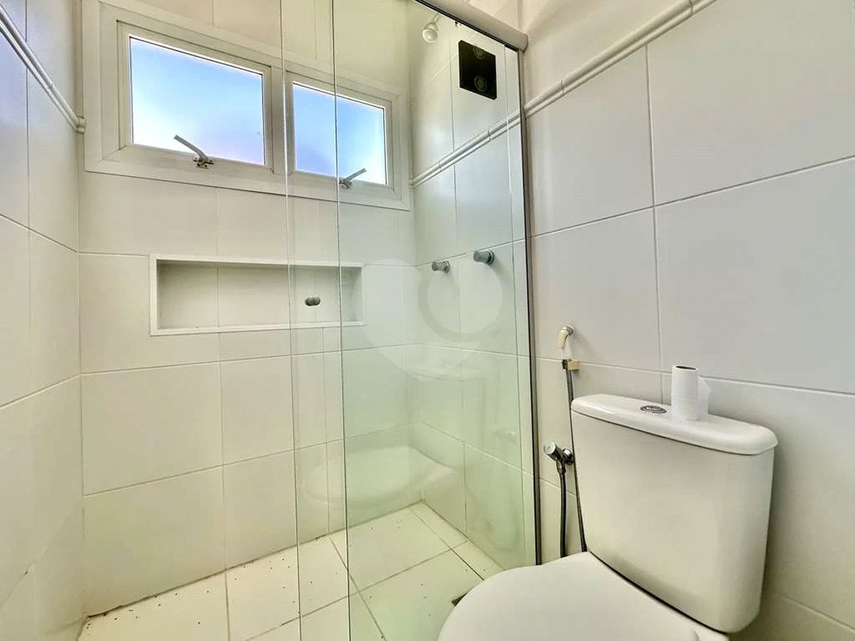 Casa em condomínio Impecável, 4 dorms / 2 suítes, varanda gourmet, piscina, 3 lareiras