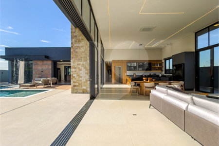 Indaiatuba - Quintas da Terracota - 1252 m² de terreno - casa térrea com 514 m² de área construída -3 vagas de garagem cobertas e 3 descobertas Lavabo - Sala de estar e jantar amplas e integradas - Escritório privativo - Cozinha toda equipada com geladeira, forno, micro-ondas, lava-louças,