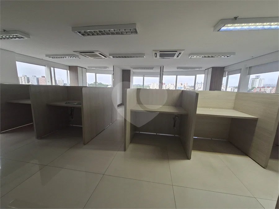 SALA COMERCIAL DE 90 M² COM 12 BAIAS, SALA DE REUNIÃO, AR-CONDICIONADO CENTRAL E 2 VAGAS!