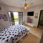Indaiatuba- Vale das Laranjeiras - Vista dos fundos para o lago - Casa assobradada - 3 pisos, 4 quartos, 2 suítes, uma com hidro ,escritório, sala 3 ambientes, lareira, lavabo,cozinha ampla, despensa, lavanderia, churrasqueira, forno pizza, 6 wcs, piscina, jardim despensa, garagem, segurança