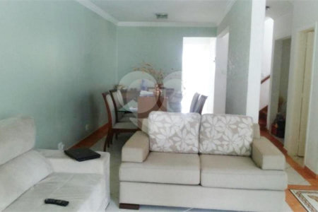 Excelente sobrado à venda em Moema Pássaros c/222 m², 3 suítes e 3 Vagas na garagem