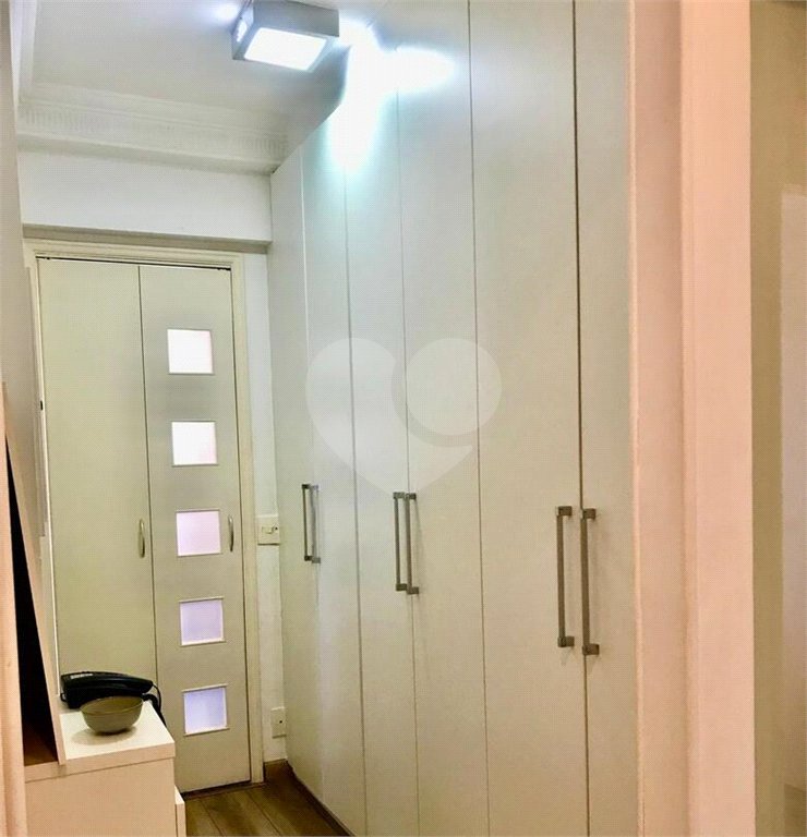 Apartamento de 03 dormitórios sendo 1 suíte e 02 vagas de garagem.