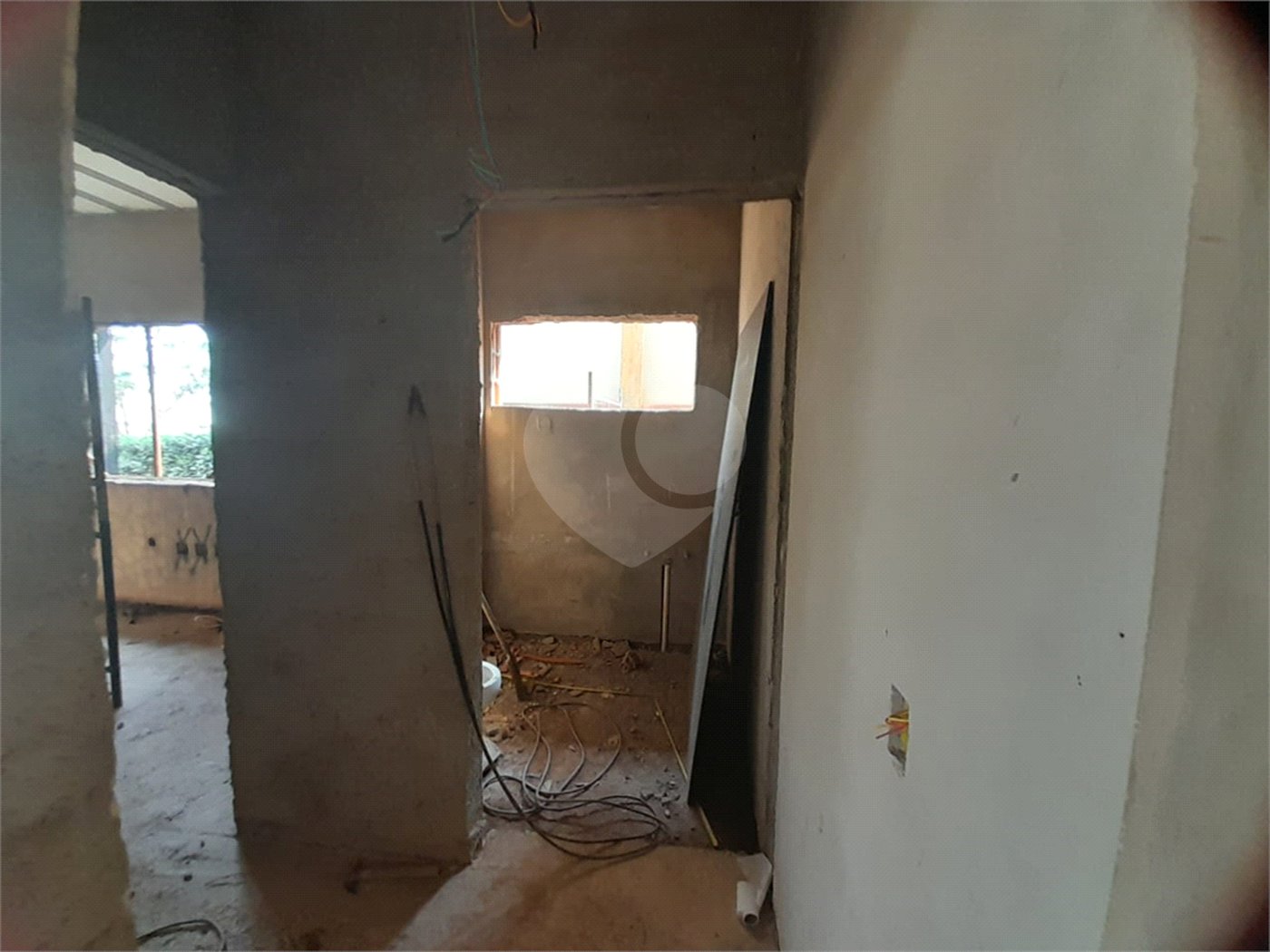 Casa em Construção com Área Gourmet e Piscina no Condomínio Damha II