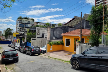 Casa na Vila Madalena com 240 metros quadrados de terreno