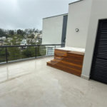 Sobrado de alto padrão no Swiss Park, totalmente reformado, com 4 suítes, piscina, elevador, espaço gourmet, 4 vagas e condomínio com lazer completo.