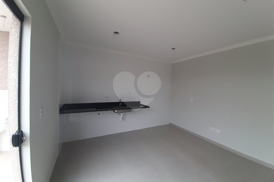 Apartamento COBERTURA com 66m2, 3 quartos, banheiro, sala, cozinha, quintal e 1 vaga