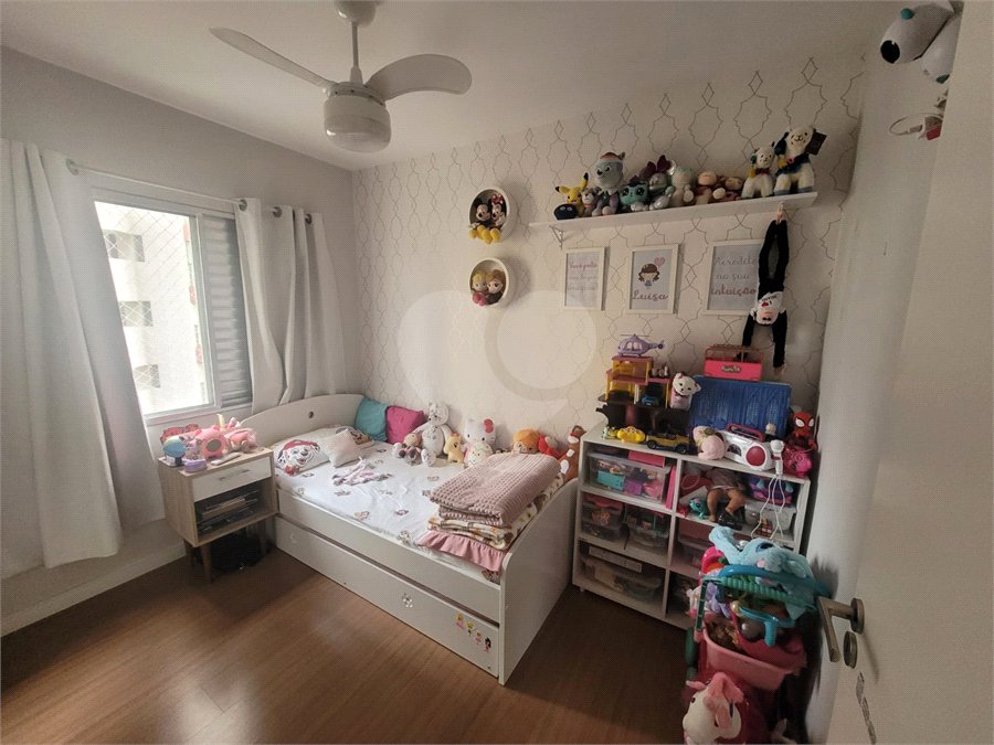 Apartamento de 03 dormitórios totalmente reformado com 02 vagas de Garagem escrituradas e livres.