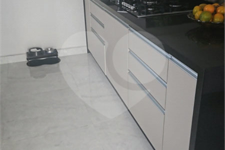 Linda casa em condomínio fechado, unindo conforto, lazer e segurança para você e sua família!