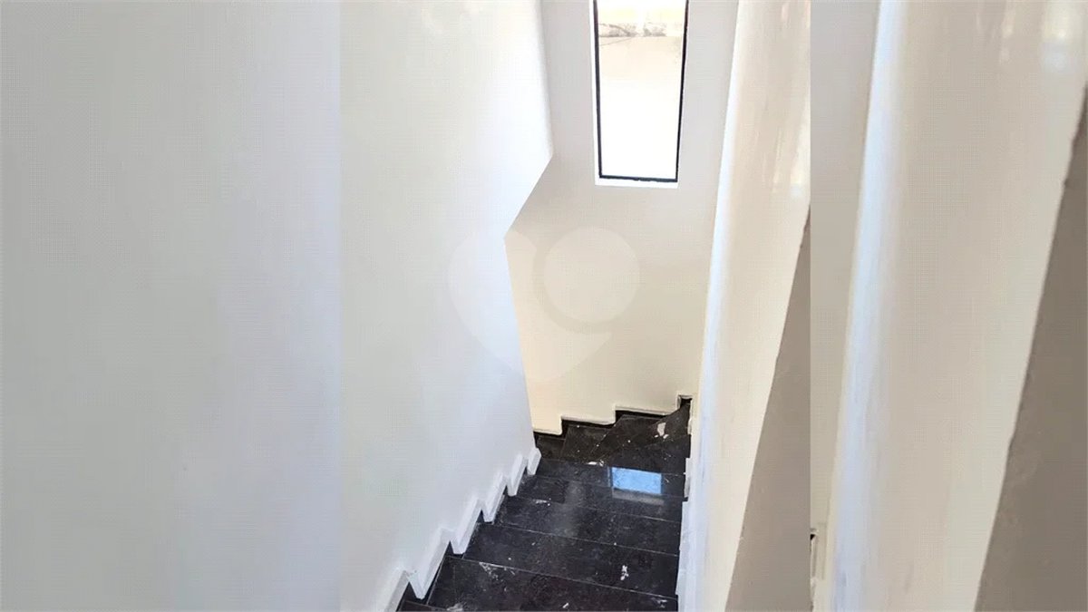 Sobrado Novíssimo à Venda – 3 Dormitórios, Suíte, Quintal e 6 Vagas – 132m² de Terreno