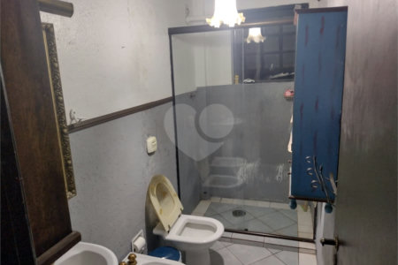 Casa à venda na Vila Mariana de 300 metros quadrados, com 3 dormitórios, 1 suíte e 2 vagas.