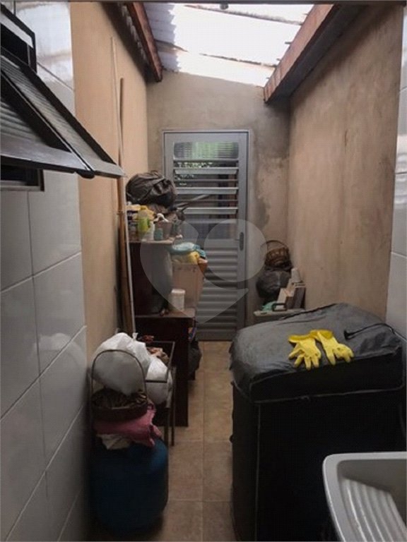 Casa térrea com 3 dormitórios, sendo 1 suíte.