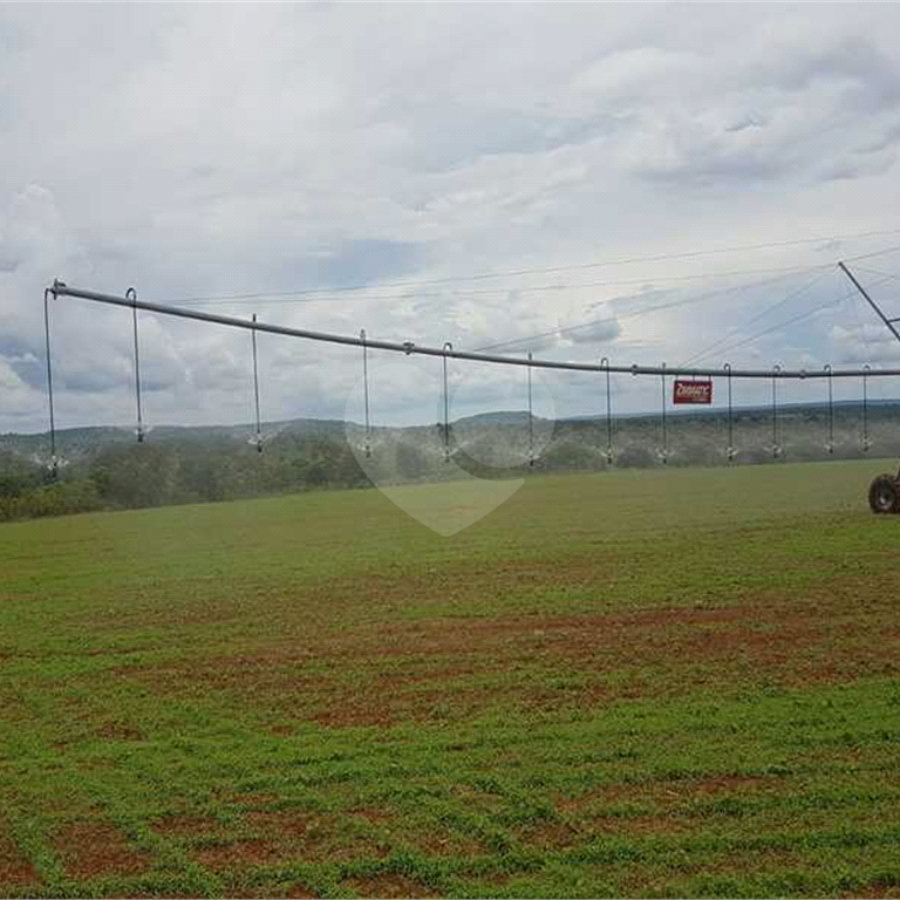 Município de João Pinheiro (MG), Distrito de Canabrava - 498 hectares, sede ampla, gramada e cercada (4 quartos, área coberta ao redor da casa, garagem coberta, piscina aquecida, deck de madeira, pergolato e campo de futebol gramado); torre de Internet, terra de cultura; ótimo teor de argila