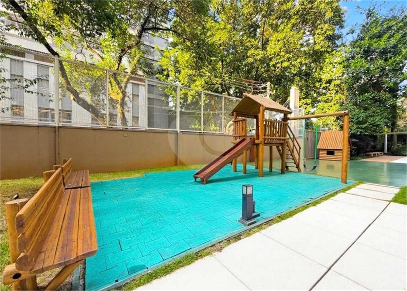 Apartamento para locação com 2 dormitórios, sendo 1 suíte com 02 vagas, totalmente climatizado nos 3 ambientes