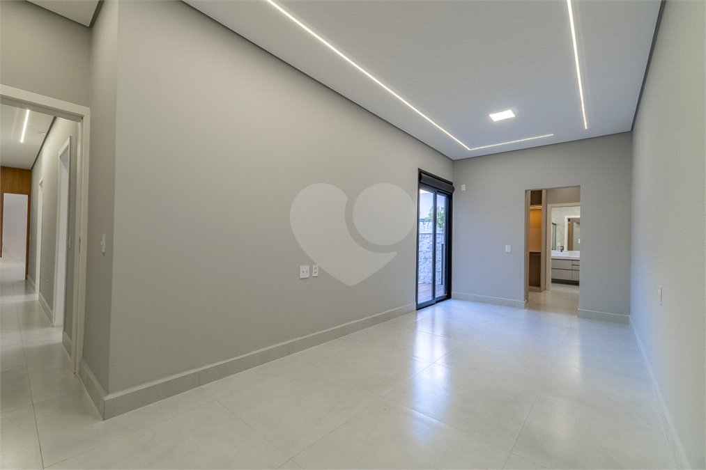 Indaiatuba - SP - Condominio Dona Lucilla - Valor R$2.295.000,00 - 3 suítes + escritório + lavabo - Terreno: 300m2 - Construção: 188m2 - Diferenciais - Móveis planejados no escritório, sala de TV, lavabo, cozinha, área gourmet, lavanderia, banheiros e closet - Ar condicionado em todos os ambie