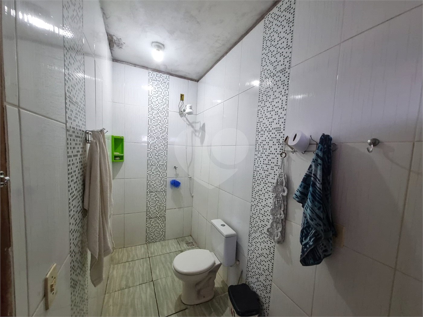 Sobrado 3 quartos e área comercial em baixo.