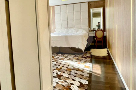 Belíssima casa à venda com 700 m² no Condomínio Tamboré, em Alphaville!!!
