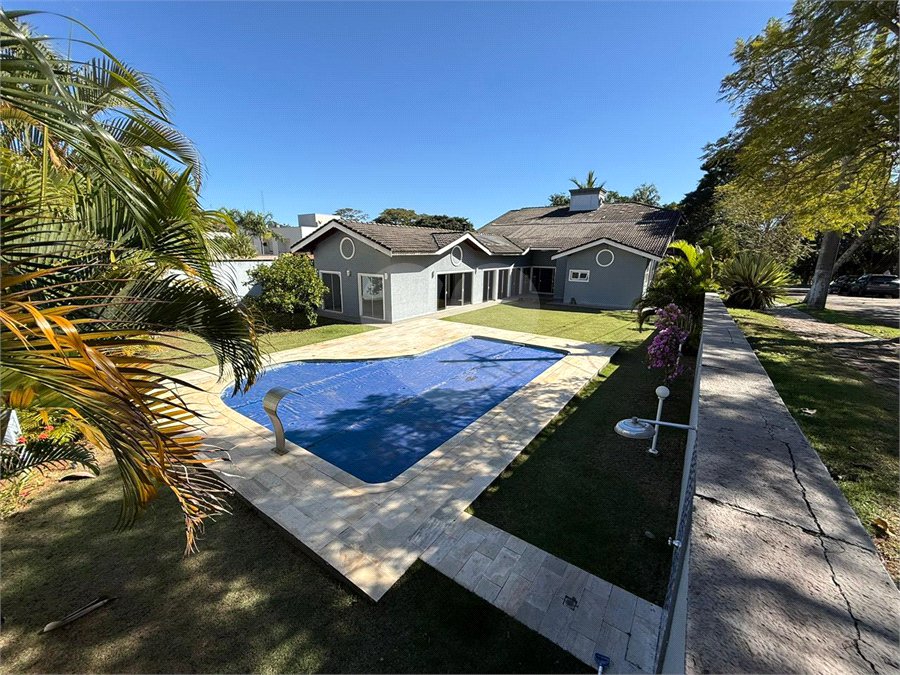 Casa alto padrão condomínio fechado em Atibaia com 4 suítes e ampla área de lazer, espaço gourmet, piscina, 6 vagas garagem