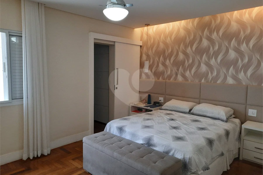 casa térrea na Vila Romana, 07 vagas de garagem, 4 quartos,, sendo 1 suíte amplo quintal.