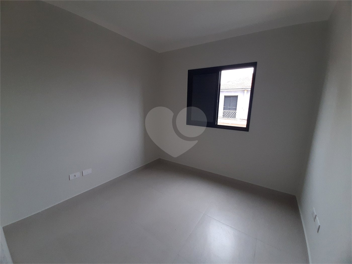 Apartamento VENDER com 44m2, com 2 quartos, banheiro, sala integrada à cozinha e 1 vaga de garagem