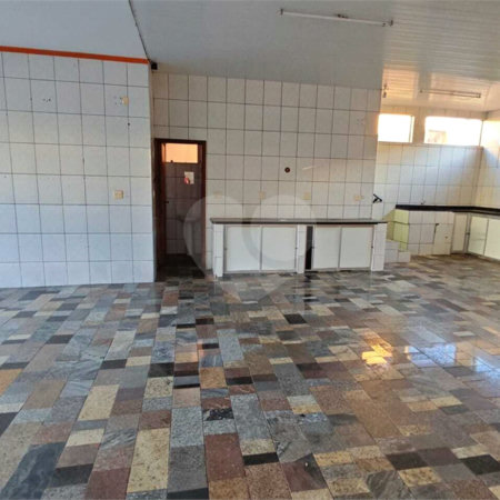 ?Oportunidade Única em São Carlos: Salão Comercial + Casa Independente nos Fundos – Ideal para Investidores!