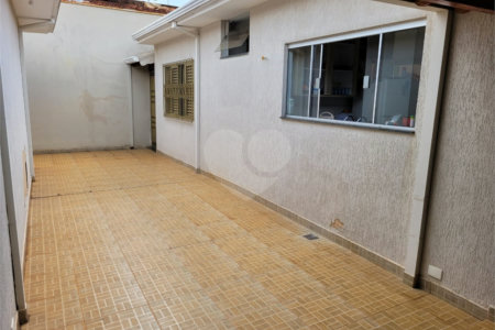 Casa térrea com 2 dormitórios, sendo 1 suíte.