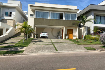 Linda casa Condomínio Santa Isabel I