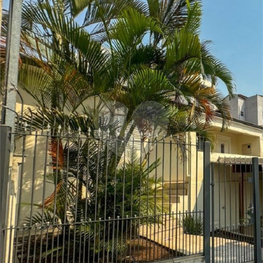 Casa com 132m² de terreno, 2 dormitórios, 2 vagas de garagem e próximo ao metrô.