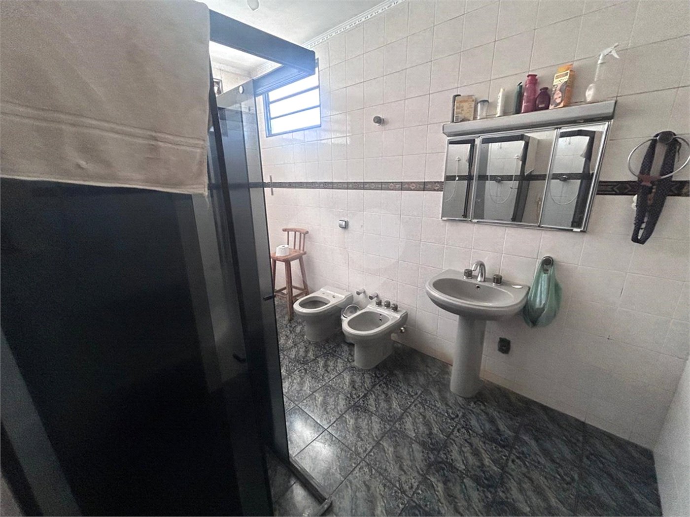 Casa espaçosa e confortável em um bairro tranquilo a venda.