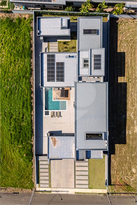 Indaiatuba - Quintas da Terracota - 1252 m² de terreno - casa térrea com 514 m² de área construída -3 vagas de garagem cobertas e 3 descobertas Lavabo - Sala de estar e jantar amplas e integradas - Escritório privativo - Cozinha toda equipada com geladeira, forno, micro-ondas, lava-louças,